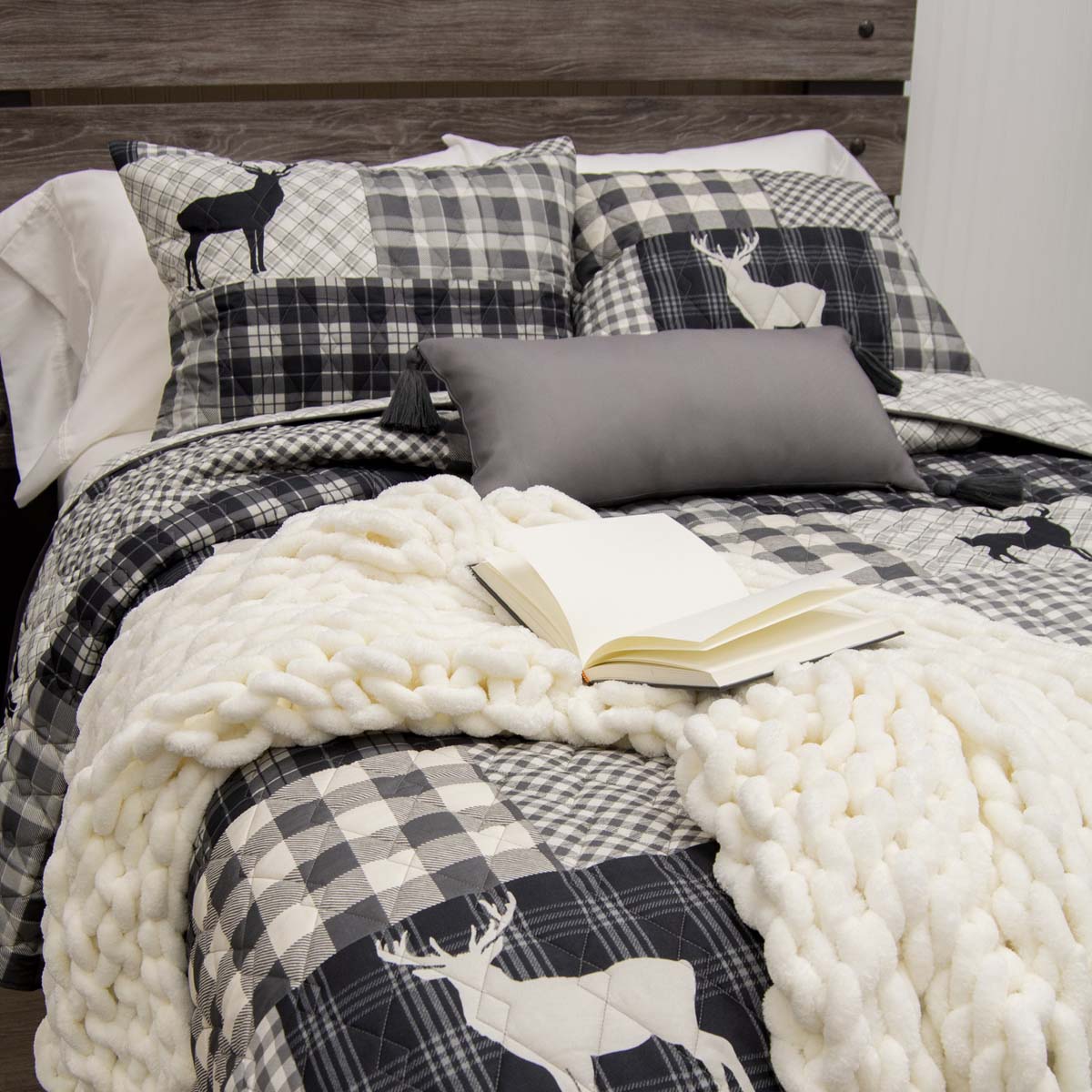 Shadow Creek Buck Quilt Bed Set - Queen